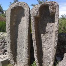 Vue des sarcophages médiévaux dans le cimetière, Saint-Pierre-le-Vieux (48)